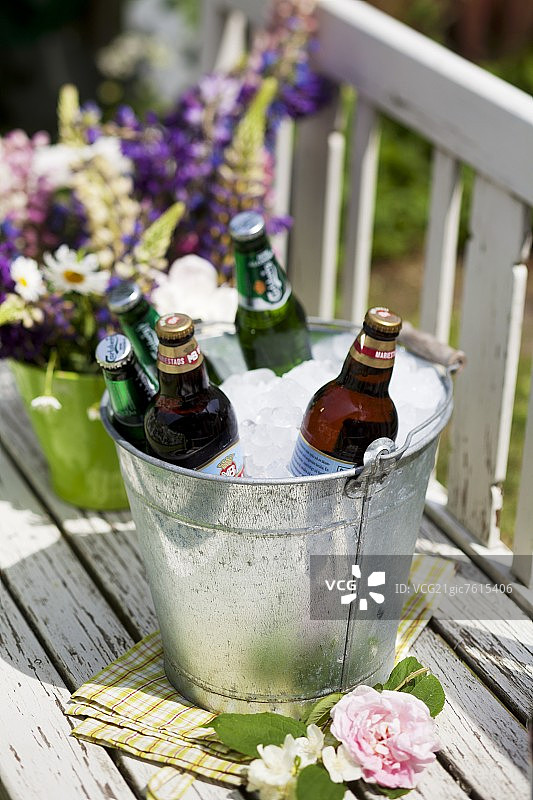 冰桶里的啤酒和柠檬水图片素材