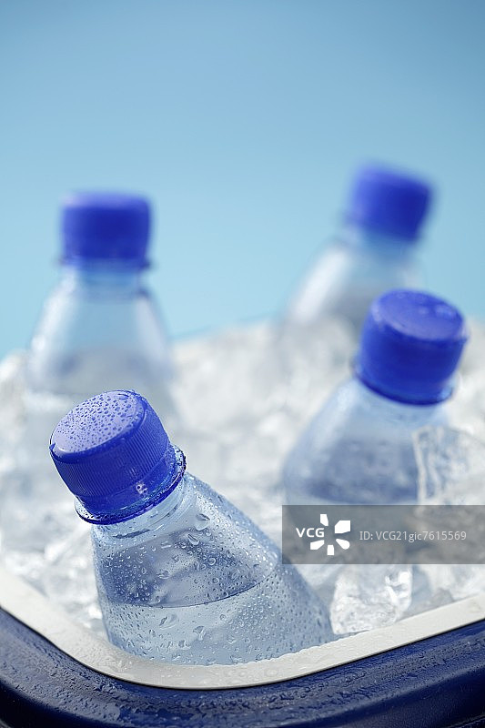 冷藏箱里的瓶装水图片素材