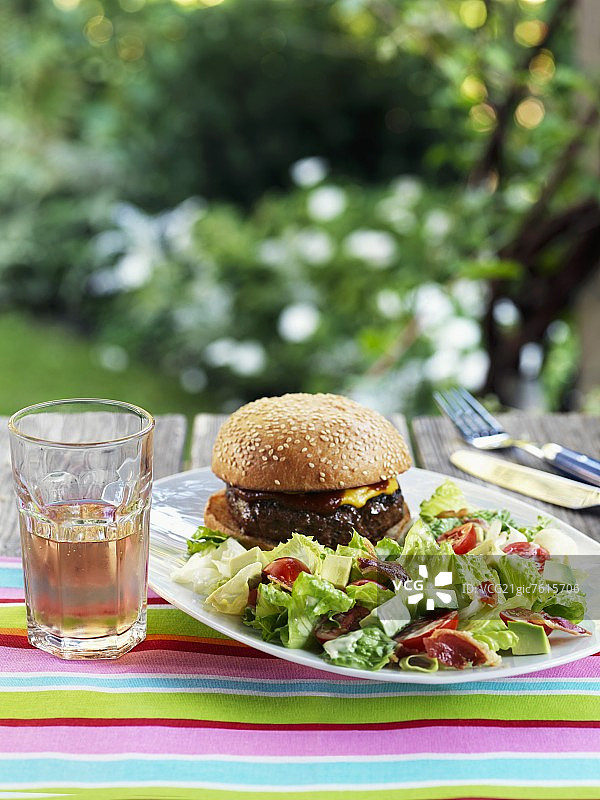 培根番茄沙拉汉堡图片素材