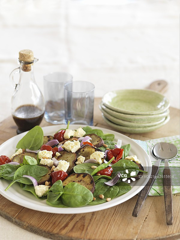 菠菜沙拉配红薯和羊乳酪图片素材