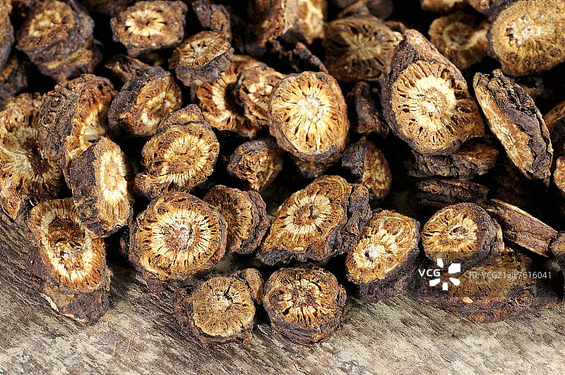 木制背景上的干黄连（中国）图片素材