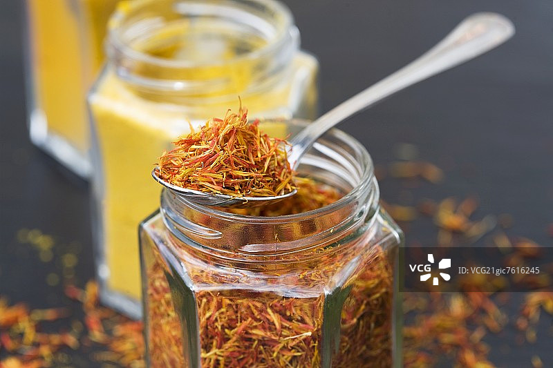 藏红花和咖喱粉罐图片素材