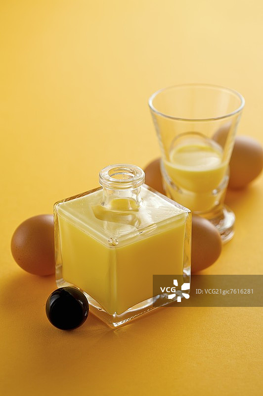 瓶装Advocaat和一杯鲜鸡蛋图片素材