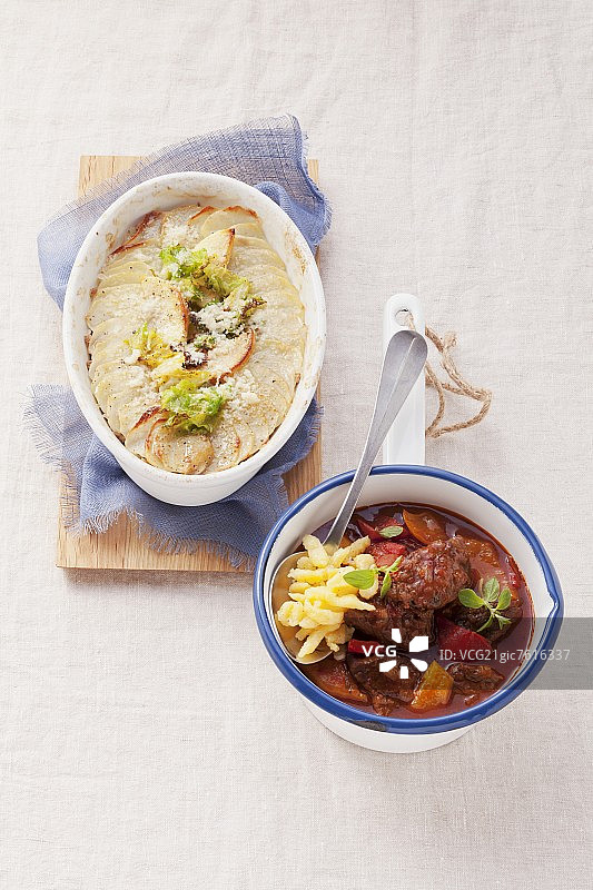 Savoy卷心菜牛肉焗土豆和牛肉炖肉图片素材