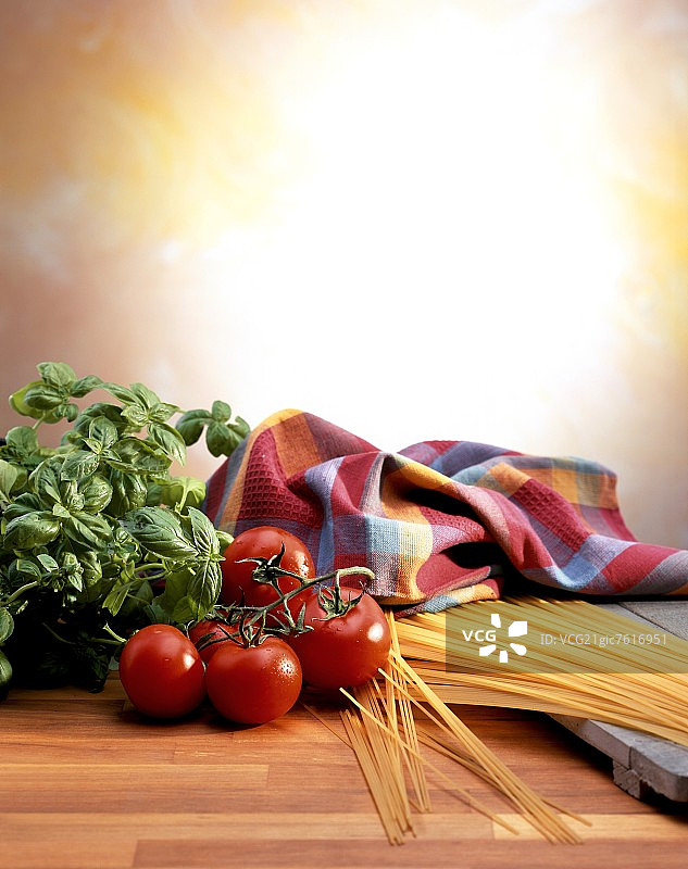 意大利面、番茄和罗勒静物图片素材