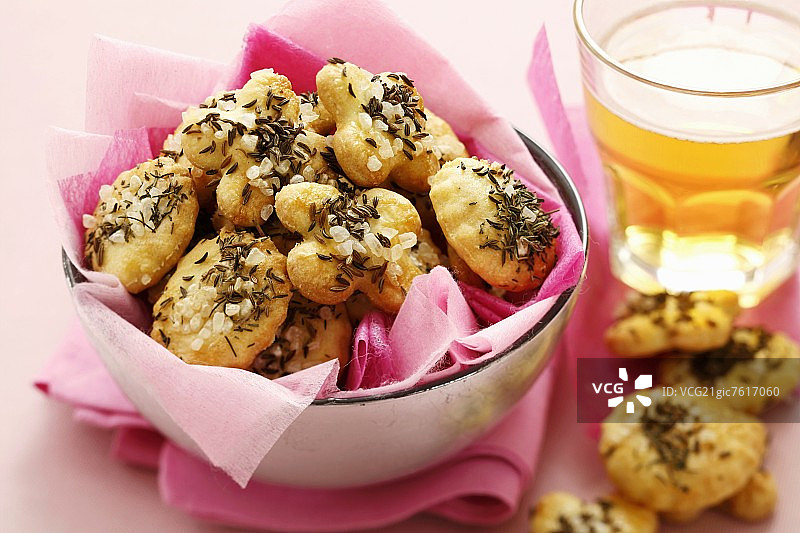 海盐、香菜和百里香小饼干图片素材