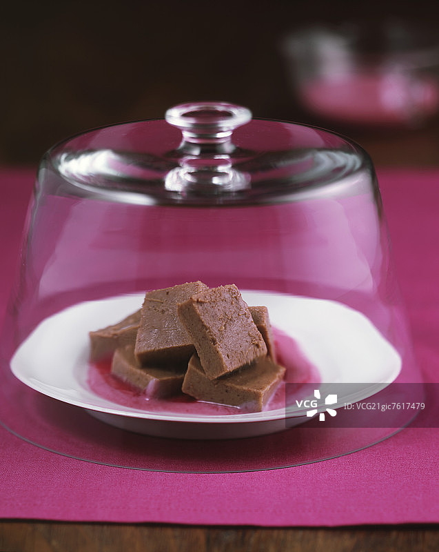 杏仁冻配覆盆子酸奶酱图片素材