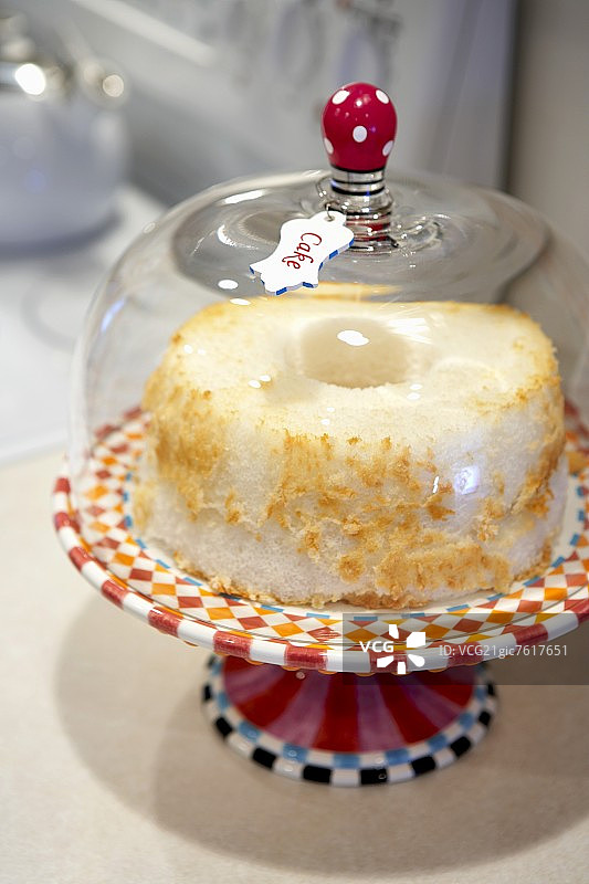 带盖烤盘里的完整天使蛋糕图片素材