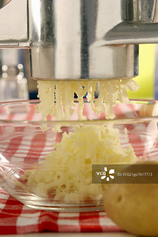 用土豆泥压泥器压制土豆图片素材