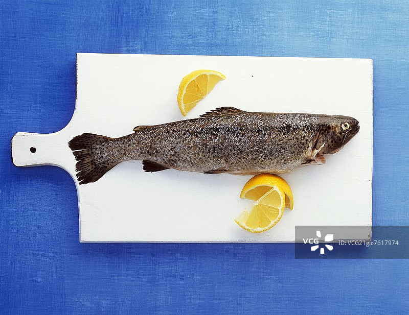 放在白色案板上的柠檬角鳟鱼图片素材