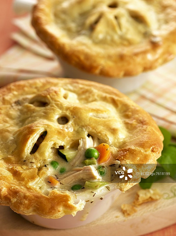 两份鸡肉蔬菜馅饼图片素材
