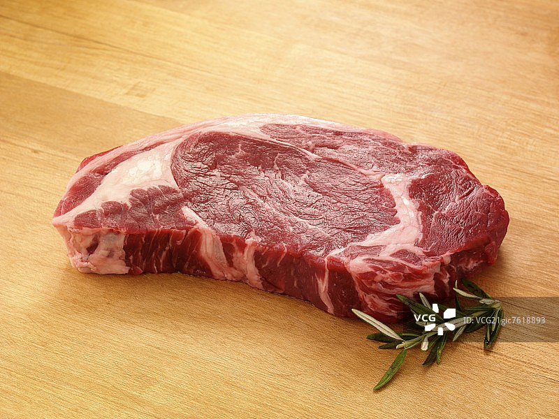 带迷迭香的生肋眼牛排图片素材