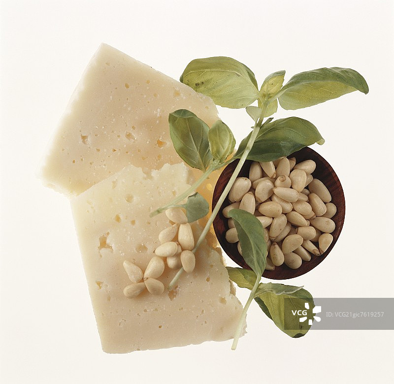 佩科里诺奶酪、罗勒和松子图片素材