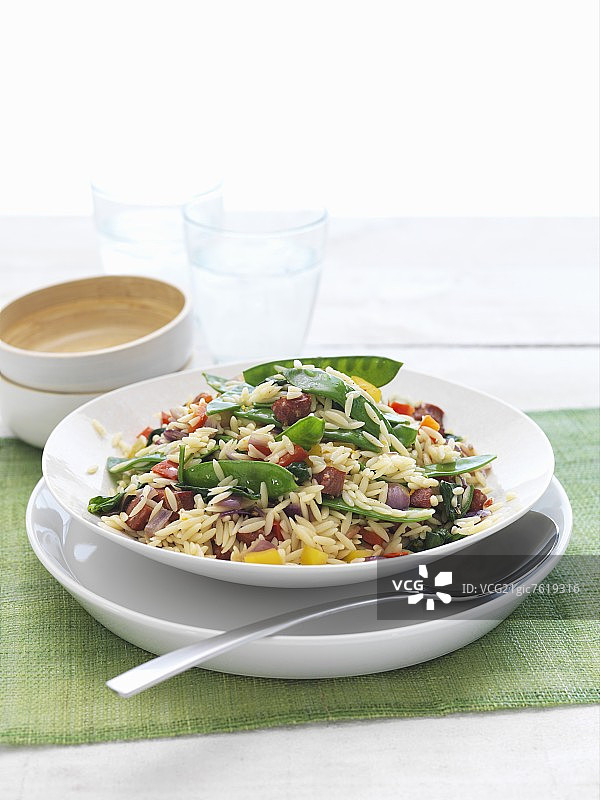 搭配荷兰豆的罗宋尼沙拉图片素材