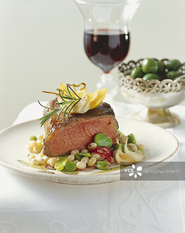 佛罗伦萨牛排配豆沙拉图片素材