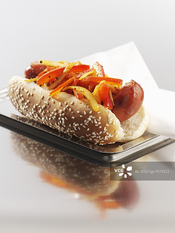 芝麻面包里的红辣椒热狗图片素材