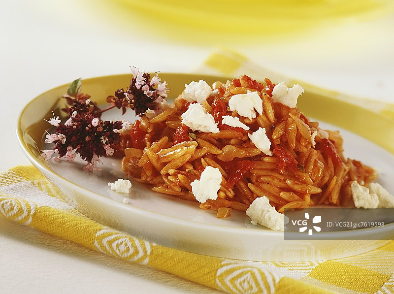 希腊米面搭配番茄和菲达奶酪图片素材