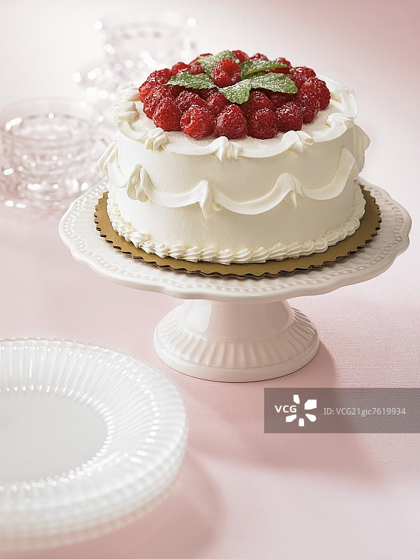 带底座托盘上的覆盆子蛋糕图片素材