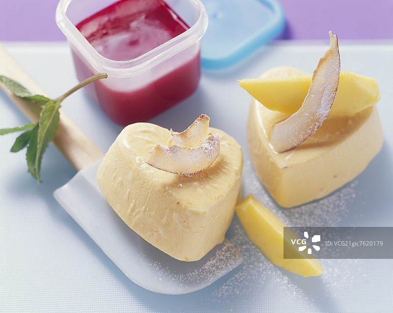 心形芒果椰子冻糕配覆盆子酱图片素材