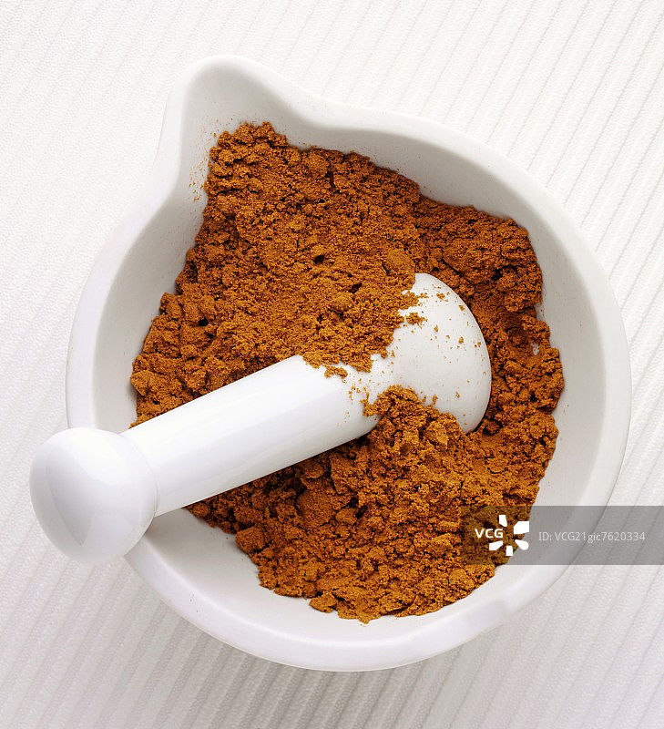 研钵与研杵中的咖喱粉图片素材