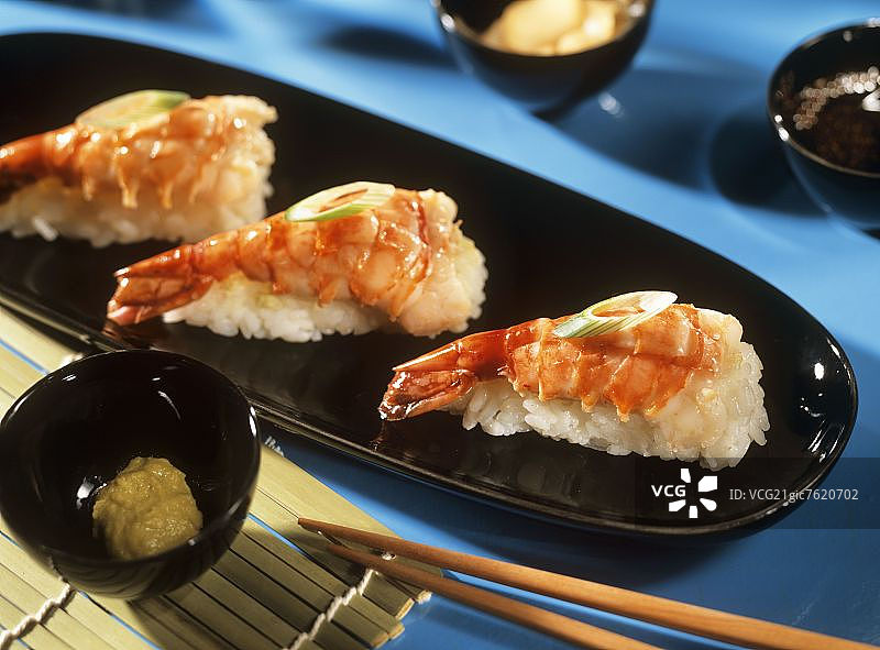带有虾尾的寿司和筷子图片素材