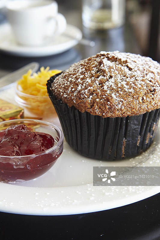 带有果酱的麦麸松饼图片素材