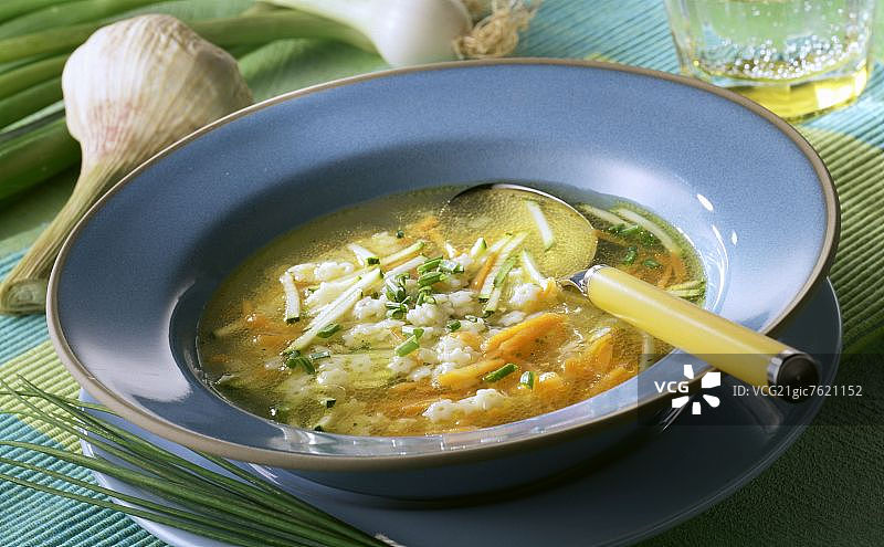 蔬菜面条汤（含胡萝卜和西葫芦）图片素材