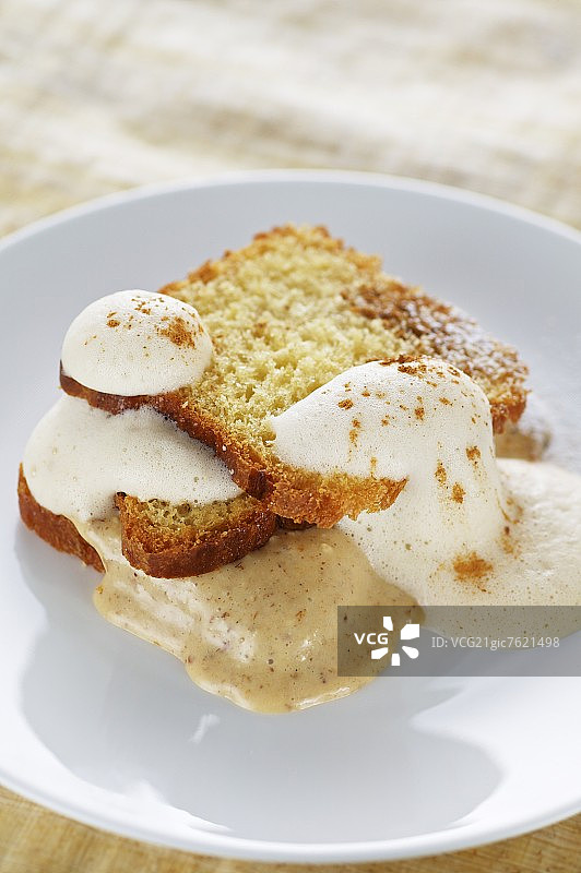 奶油面包搭配杏仁奶油和路易波士茶沙巴雍图片素材