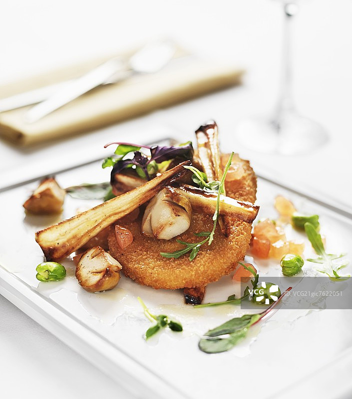 与欧洲萝卜和蘑菇的素肉图片素材