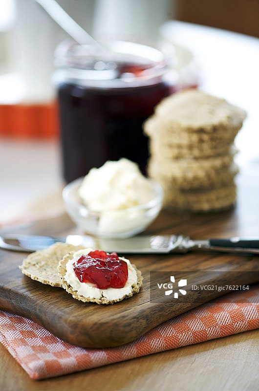 燕麦饼配软奶酪和果酱图片素材