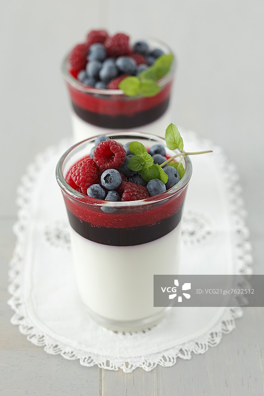 黑莓覆盆子慕斯蓝莓意式奶冻图片素材