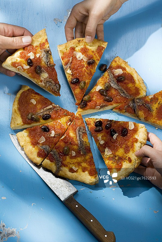 萨德奈拉披萨（番茄、橄榄和凤尾鱼）图片素材