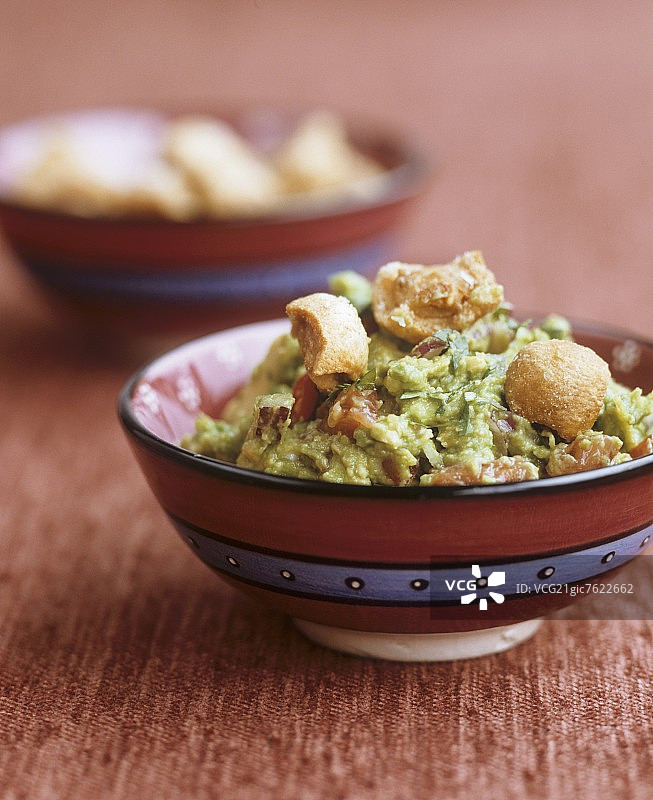 配油炸猪皮的牛油果酱图片素材