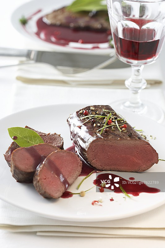 烤鹿肉配鹿肉肉汁图片素材