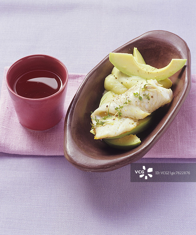 河鲈鱼片配鳄梨和土豆泥图片素材