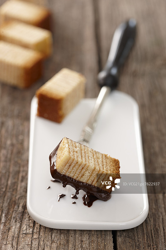 淋上巧克力酱的年轮蛋糕图片素材