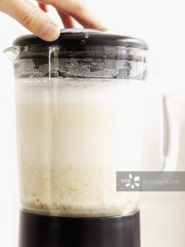 搅拌机中加枣的杏仁奶图片素材