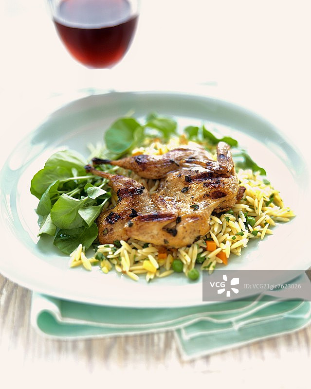 烤鹌鹑配奥佐意面和红酒图片素材