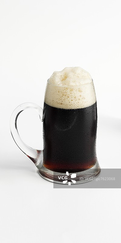 一杯深色啤酒图片素材