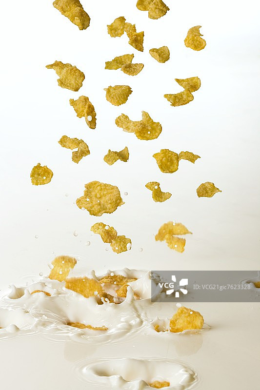 薄片谷物掉落并溅入牛奶中图片素材