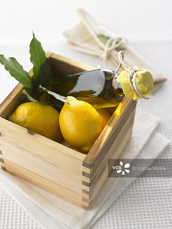 自制柠檬和月桂调味油图片素材