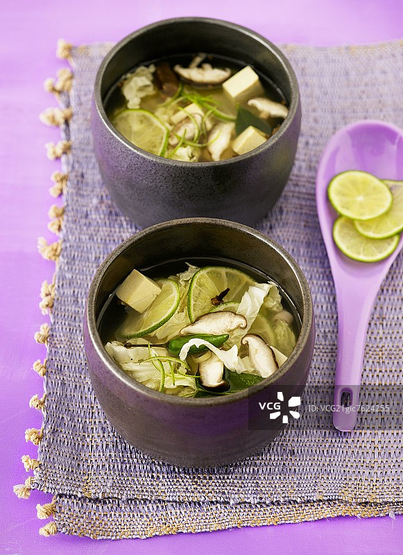 香辣青柠豆腐蘑菇汤图片素材