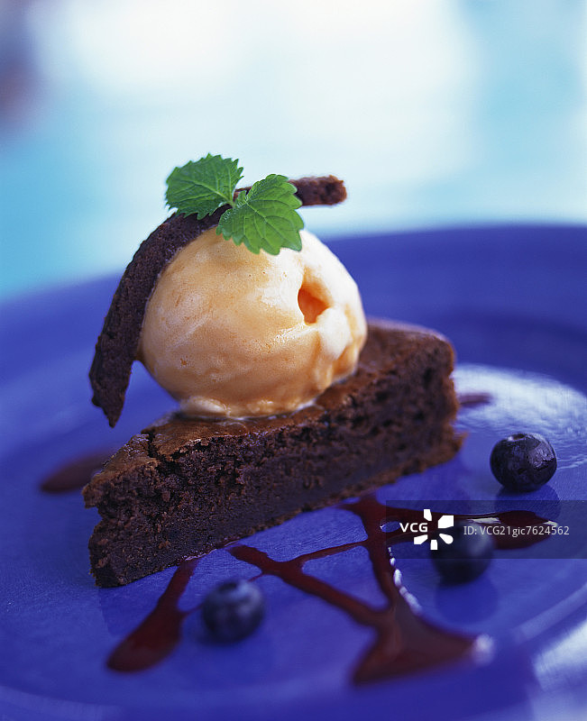 带有橙色冰淇淋和蓝莓的巧克力蛋糕图片素材