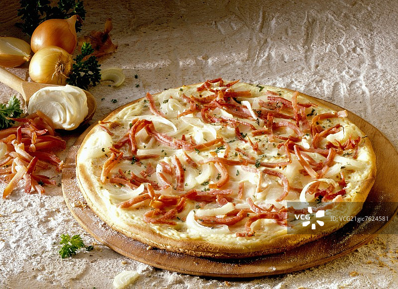 阿尔萨斯火焰薄饼（培根和洋葱馅饼）图片素材
