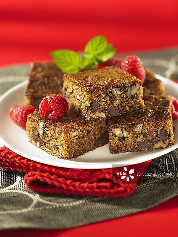 带巧克力和坚果的烤盘蛋糕图片素材