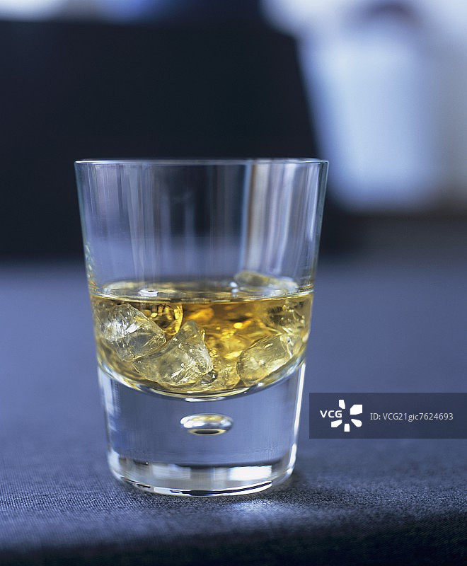 一杯加冰威士忌图片素材