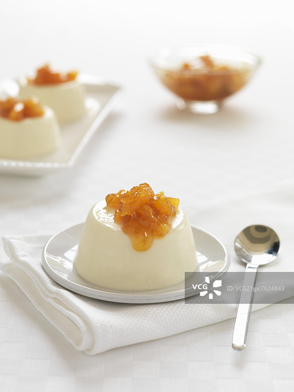 意式奶冻配水果图片素材