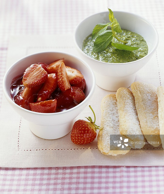 草莓蜜饯配甜味香蒜酱（罗勒薄荷酱）图片素材