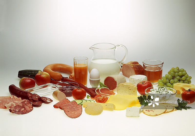 香肠、奶酪、鸡蛋、牛奶、果酱、水果的静物画图片素材