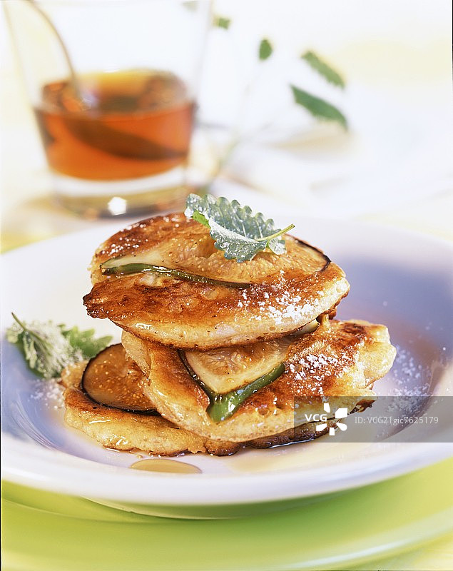 无花果枫糖浆薄煎饼图片素材